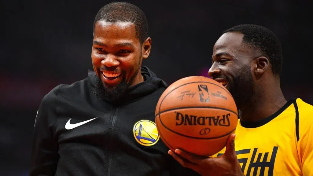 Golden State Warriors Forward Kevin Durant (35) looks on with Golden State Warriors Forward Draymond Green (23) before a NBA Basketball Herren USA game between the Golden State Warriors and the Los Angeles Clippers on November 12, 2018 at STAPLES Center in Los Angeles, CA.