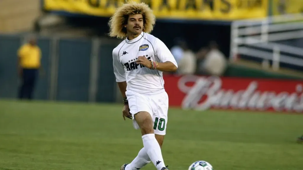 Carlos Valderrama #10 of the Colorado Rapids passes upfield against the Los Angeles Galaxy during the first half on August 17, 2002. (Source: Christopher Ruppel/Getty Images)