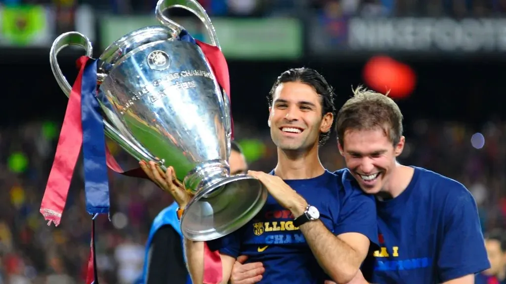 Rafael Marquez holds the UEFA Champions League trophy with Aleksander Hleb in 2009. (Source: Manuel Queimadelos Alonso/Getty Images)
