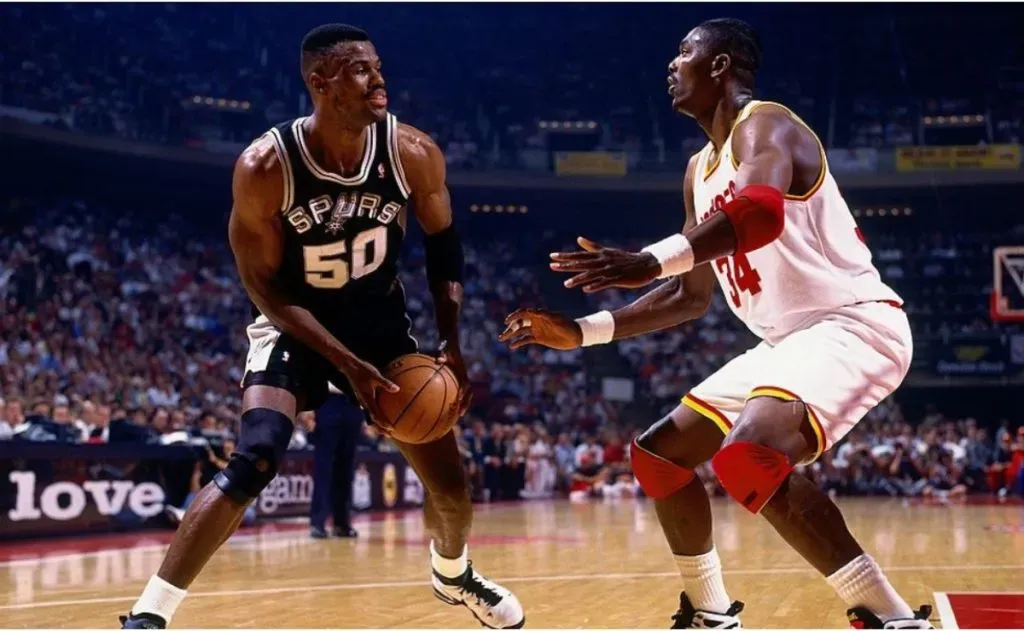 Hakeem Olajuwon defending David Robinson in the paint. (Getty)