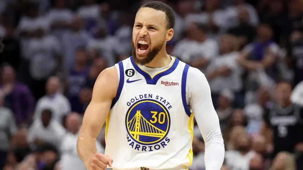 Stephen Curry celebrating against Sacramento Kings