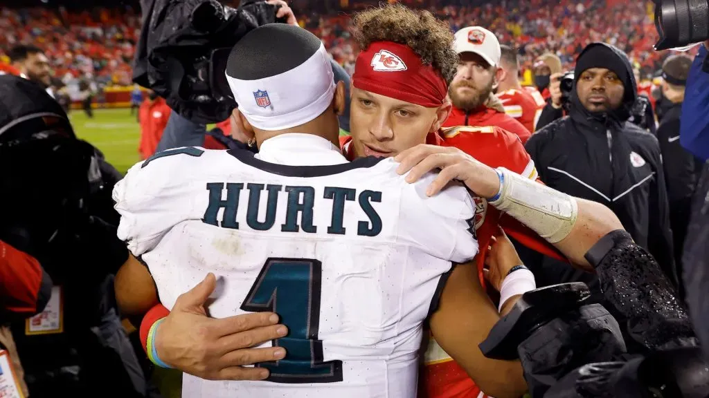 Hurts hugs Mahomes
