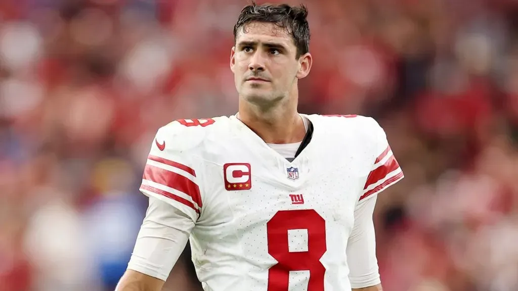 Daniel Jones #8 of the New York Giants looks on from the sidelines during the fourth quarter in the game against the Arizona Cardinals at State Farm Stadium on September 17, 2023. (Source: Christian Petersen/Getty Images)