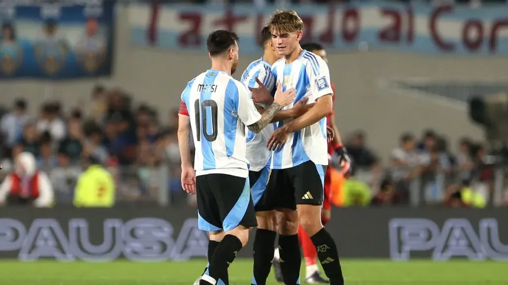 Lionel Messi and Nicolas Paz playing together for Argentina