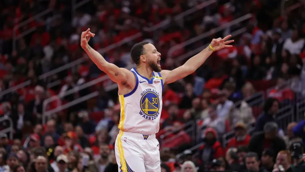 Stephen Curry #30 of the Golden State Warriors celebrates a three-point basket against during the Emirates NBA Cup against the Houston Rockets. (Alex Slitz/Getty Images)