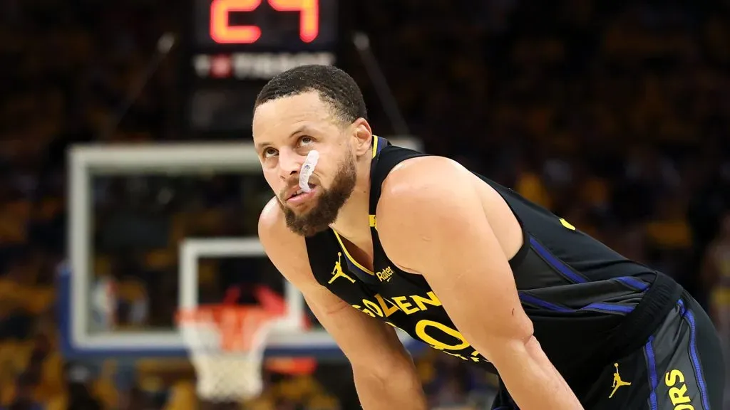 Stephen Curry was forced to leave the court before halftime
