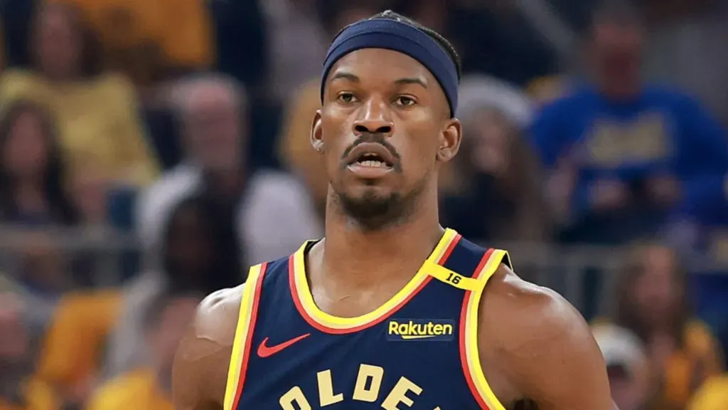 Jimmy Butler dribbles the ball against the Houston Rockets