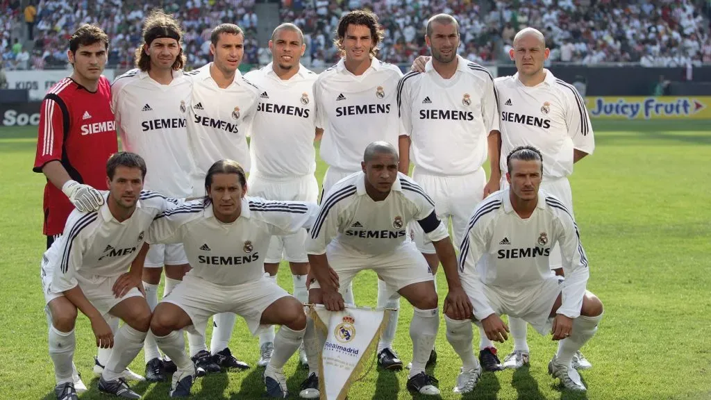 Starters of Real Madrid pose for a photo before a friendly match against Chivas De Guadalajara on July 16, 2005. Ronaldo Nazario and Zinedine Zidane were in that team. (Jonathan Daniel/Getty Images)