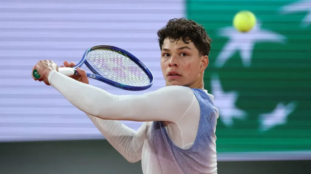 Ben Shelton of United States plays a backhand against Lorenzo Sonego of Italy in the Men’s Singles First Round match on Day One of the 2025 French Open. (Source: Clive Brunskill/Getty Images)