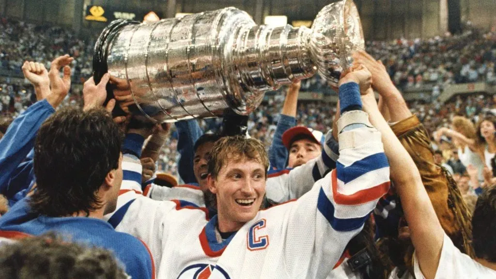 Wayne Gretzky lifting the Stanley Cup after winning it with the Edmonton Oilers in 1990. (Source: @EricJFriesen)