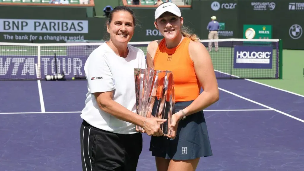 Coach Conchita Martinez and Mirra Andreeva of Russia pose with the championship trophy after defeating Aryna Sabalenka at Indian Wells. (Clive Brunskill/Getty Images)