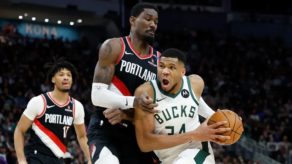 Deandre Ayton and Giannis Antetokoumpo fighting for the ball