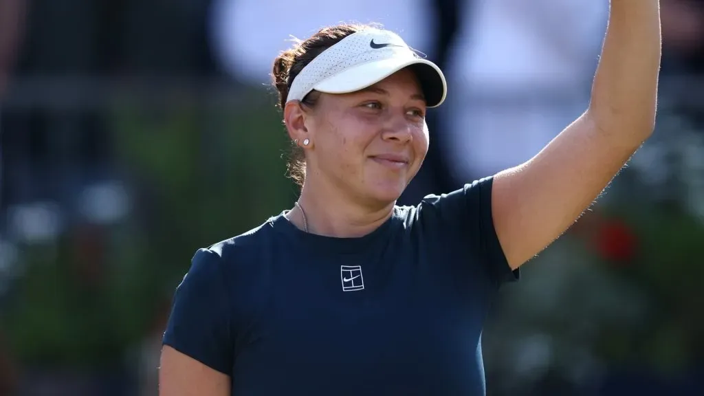 Amanda Anisimova acknowledges the crowd following victory over Zheng Qinwen during the Women’s Singles Semi Final match on Day Six of the 2025 HSBC Championships. (Source: Dan Istitene/Getty Images)