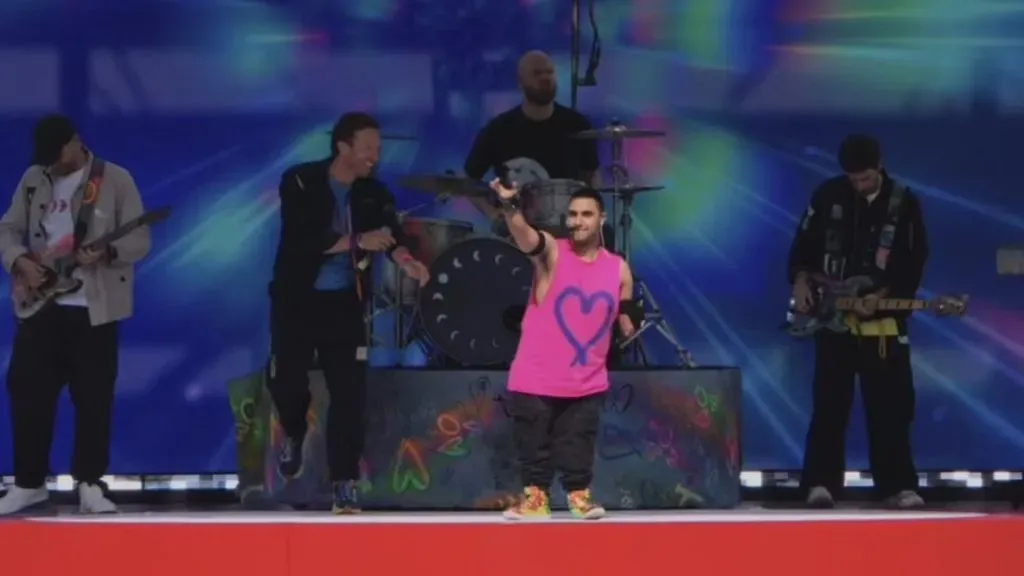 Emmanuel Kelly and Coldplay at the FIFA Club World Cup halftime show in 2025. (Source: @Plaantik)