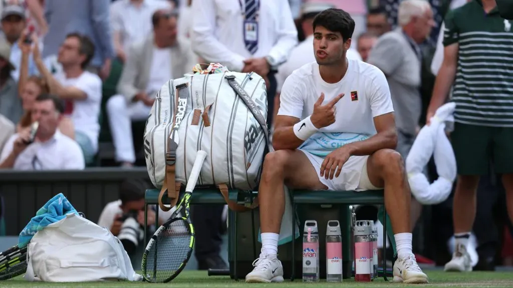 Carlos Alcaraz visibly frustrated during Wimbledon Final. (Julian Finney/Getty Images)