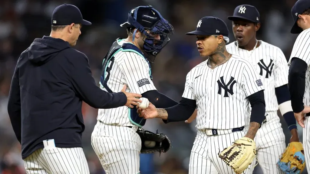 Stroman with Boone and other Yankees' players