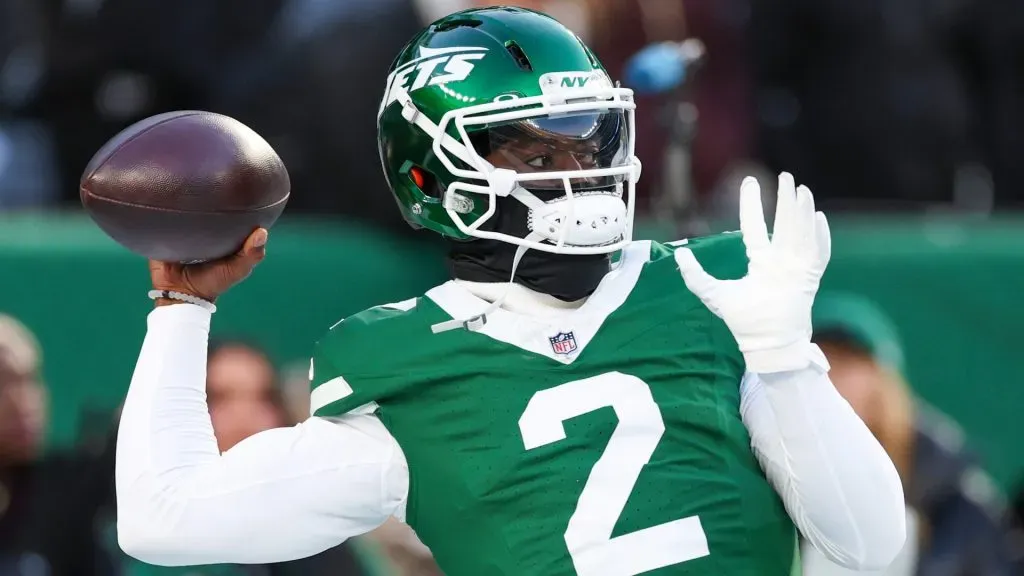 Tyrod Taylor #2 of the New York Jets warms up before the game against the Miami Dolphins at MetLife Stadium on January 05, 2025. (Source: Luke Hales/Getty Images)