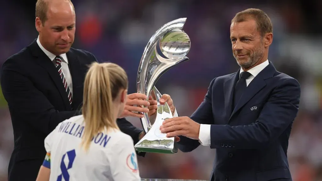 Prince William, Duke of Cambridge, and Aleksander Ceferin, President of UEFA, present Leah Williamson of England with the the UEFA Women’s EURO 2022 Trophy. (Source: Harriet Lander/Getty Images)