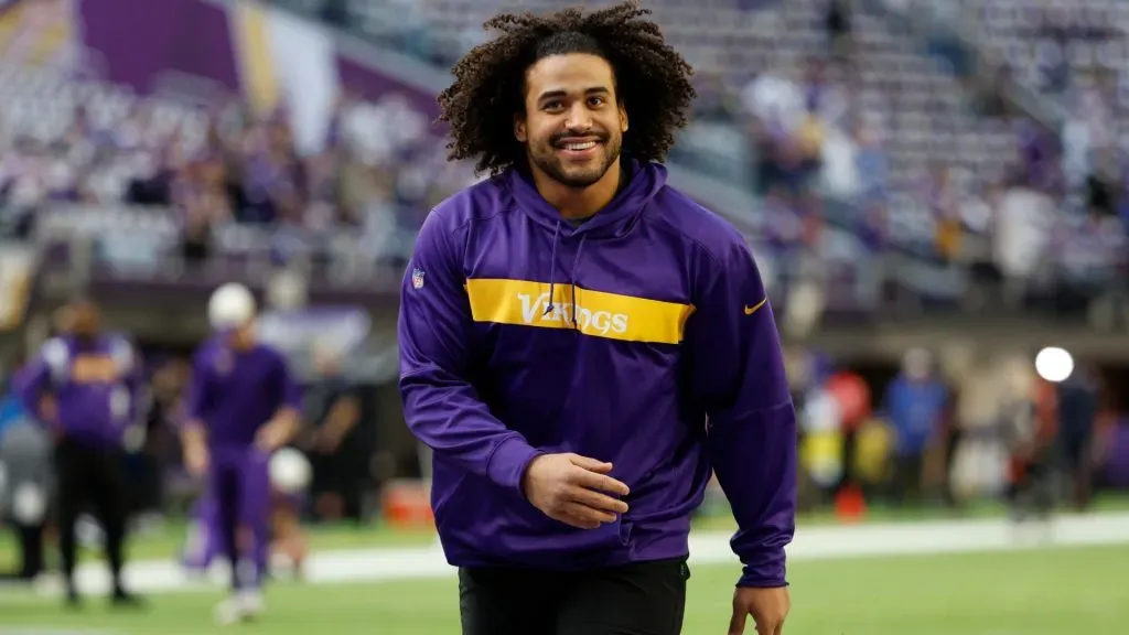 Eric Kendricks #54 of the Minnesota Vikings warms up prior to the NFC Wild Card playoff game against the New York Giants at U.S. Bank Stadium on January 15, 2023. (Source: David Berding/Getty Images)
