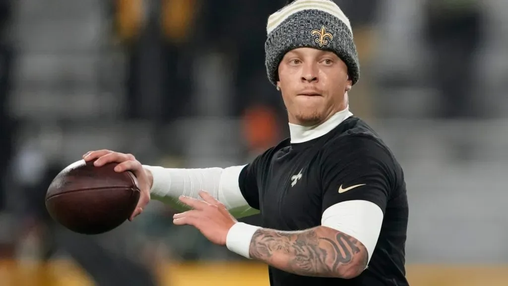 Spencer Rattler throwing a pass