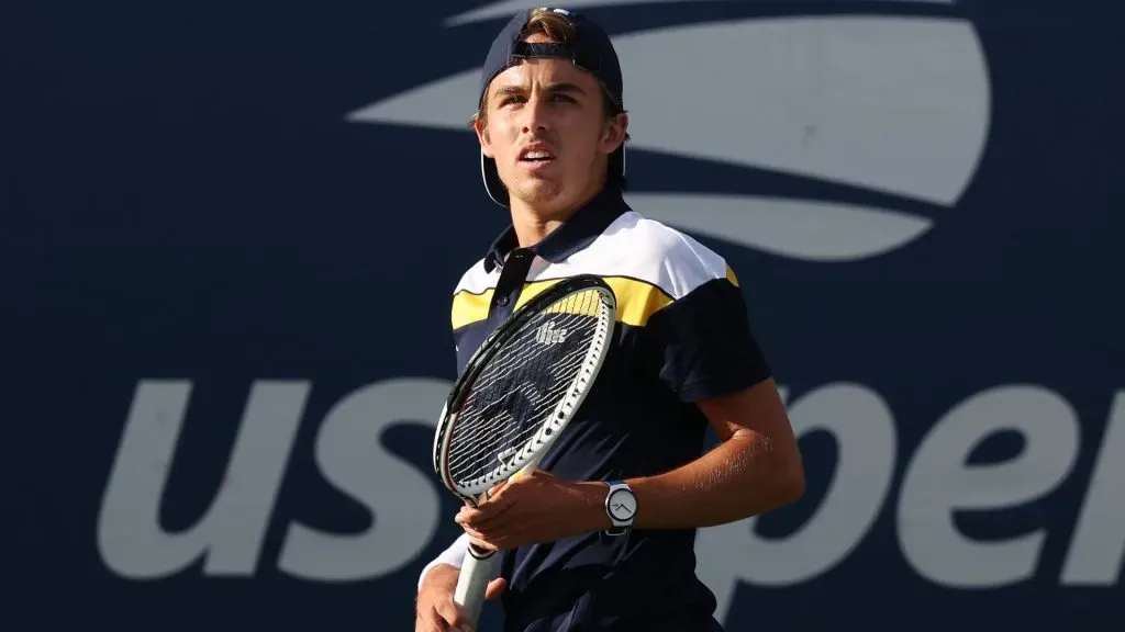 Zachary Svajda returns against Jannik Sinner during his Men’s Singles second round match on Day Four of the 2021 US Open. (Source: Matthew Stockman/Getty Images)