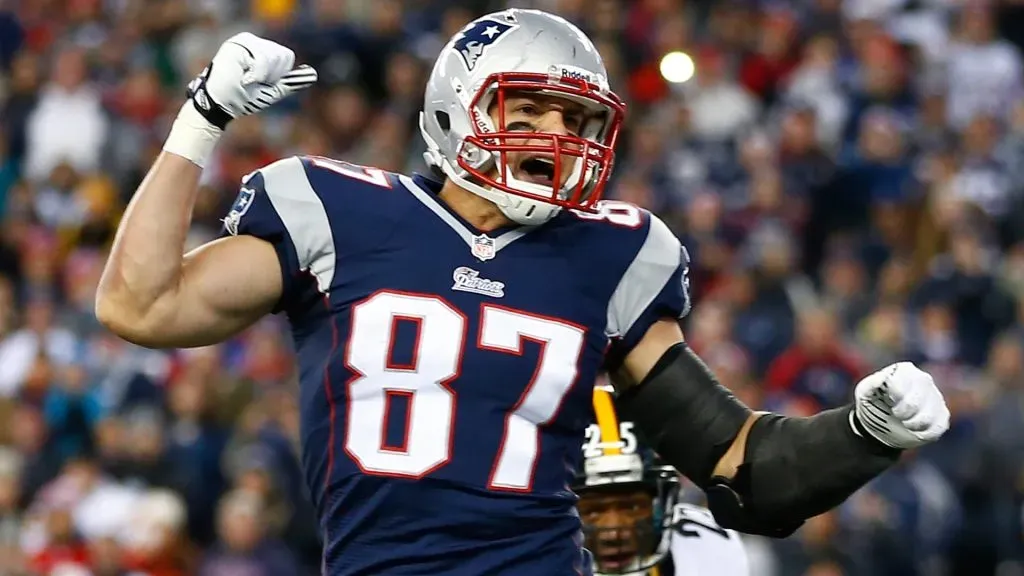 Rob Gronkowski #87 of the New England Patriots reacts after a teammate missed a touchdown pass against the Pittsburgh Steelers in 2013. (Source: Jared Wickerham/Getty Images)