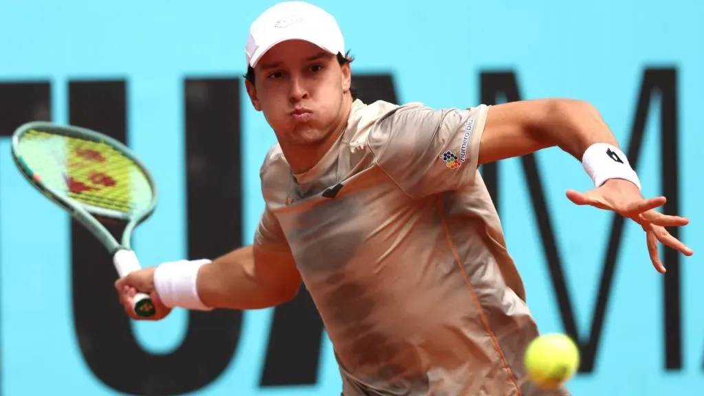 Luciano Darderi plays a forehand against Taylor Fritz during their 2nd Round match on Day Four of the Mutua Madrid Open. (Source: Clive Brunskill/Getty Images)