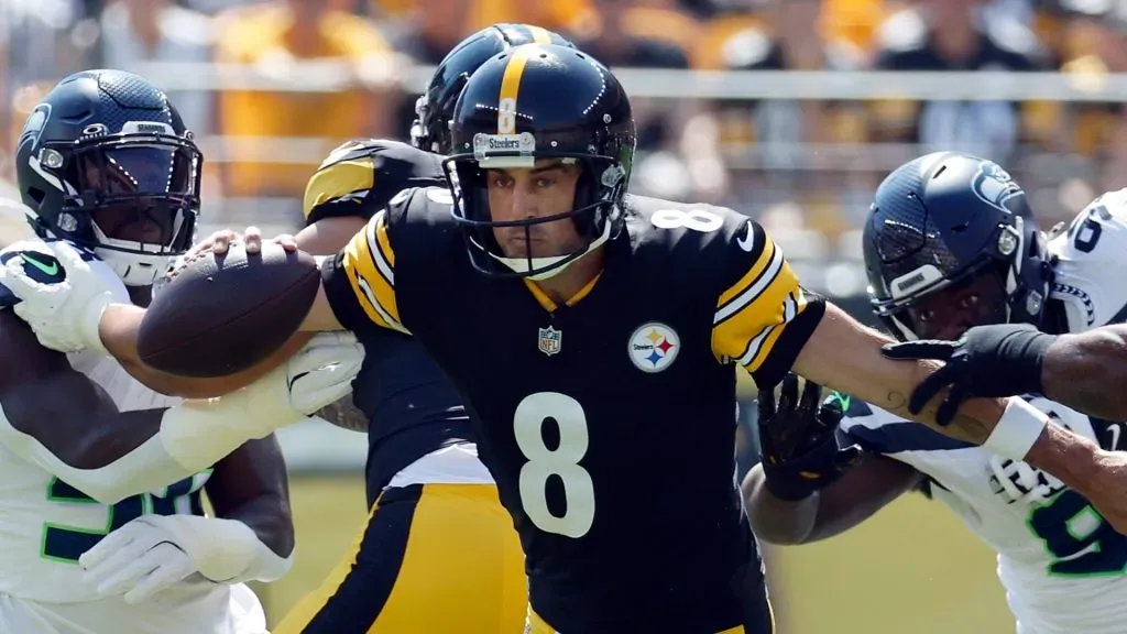 Aaron Rodgers pressured by the Seahawks.