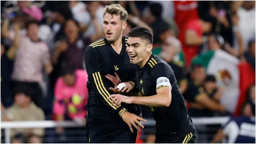 Santiago Gimenez and Johan Vasquez of Mexico