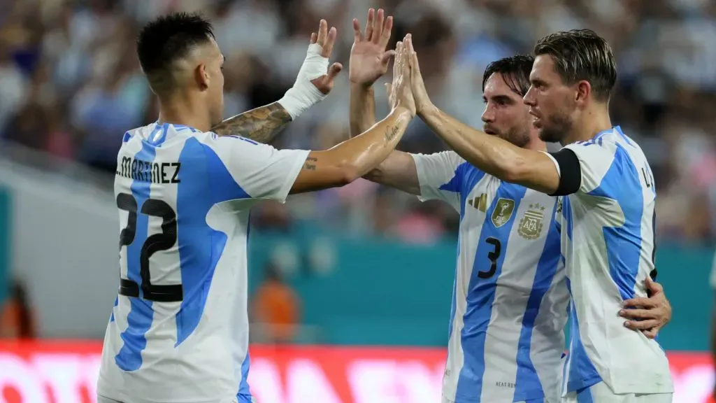 Giovani Lo Celso celebrates with teammates his goal for Argentina against Venezuela. (Getty Images)