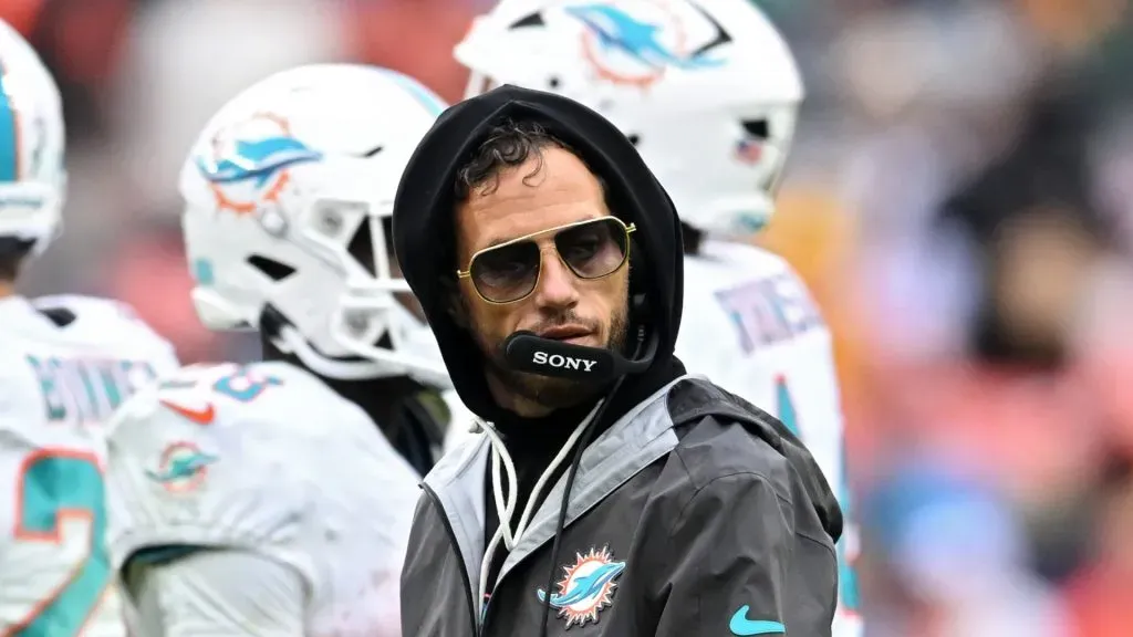 Mike McDaniel during the Dolphins' loss in Cleveland.