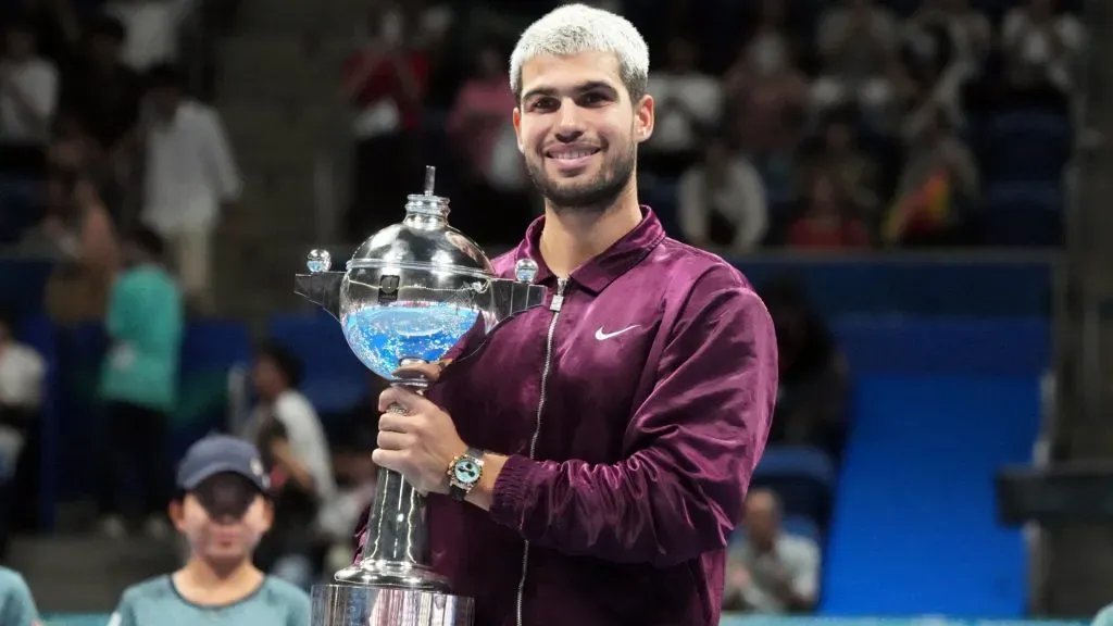 Carlos Alcaraz poses with the Japan Open trophy. (Getty Images)