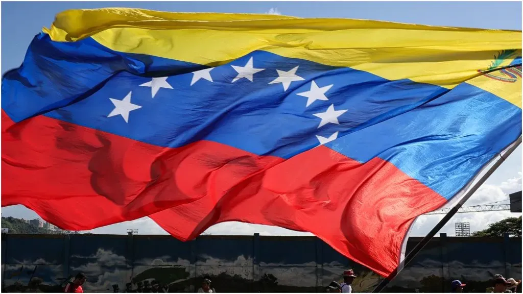 Fan waves a Venezuelan flag ā Jesus Vargas/Getty Images