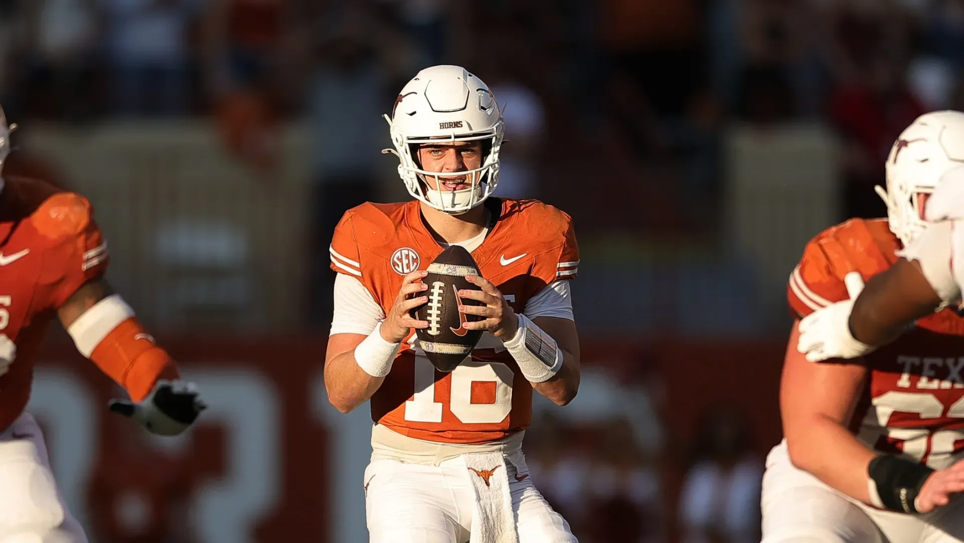 Arch Manning steps up in the pocket against Arkansas