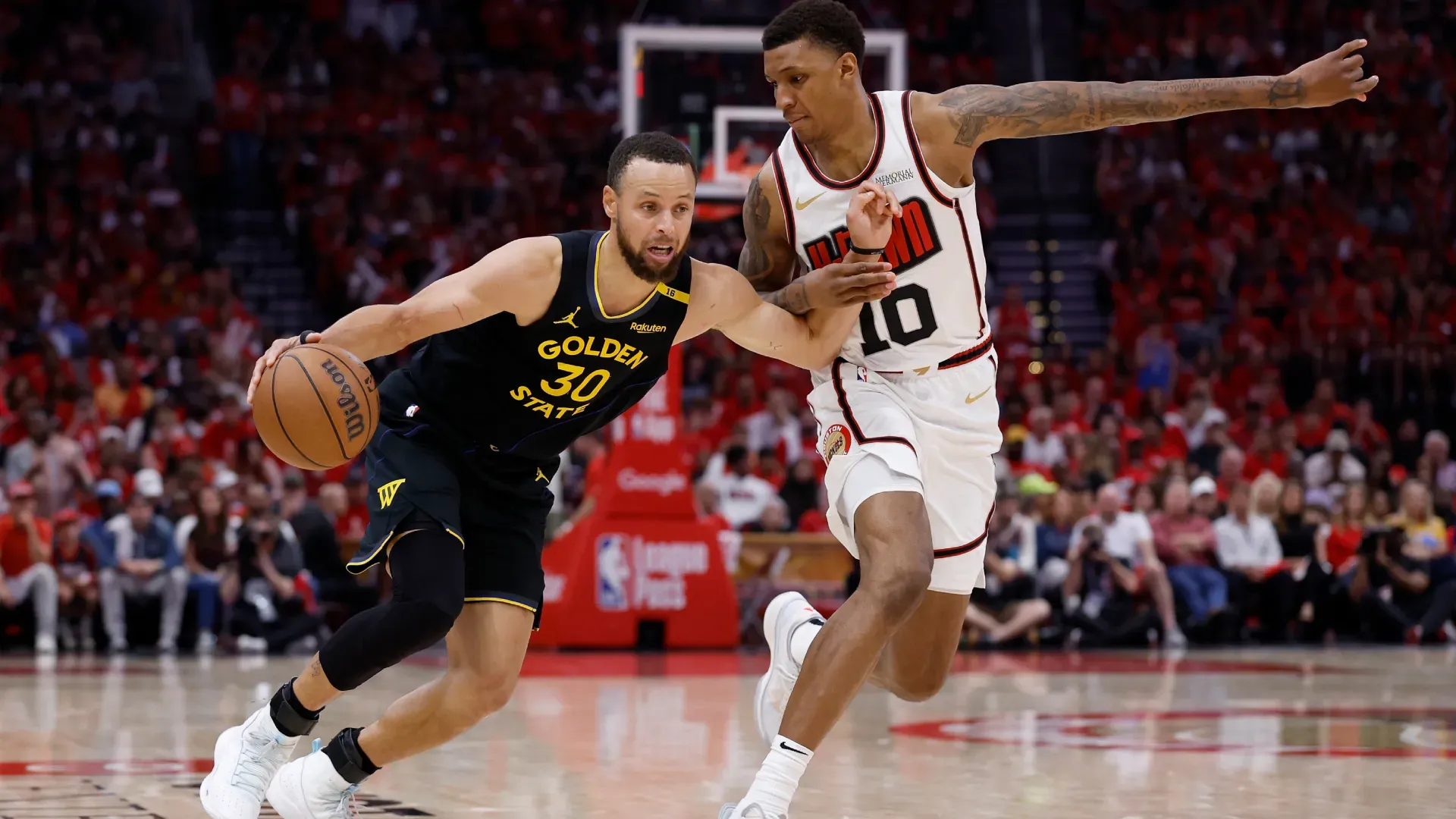 Stephen Curry drives to the basket against Jabari Smith Jr. (Getty Images)