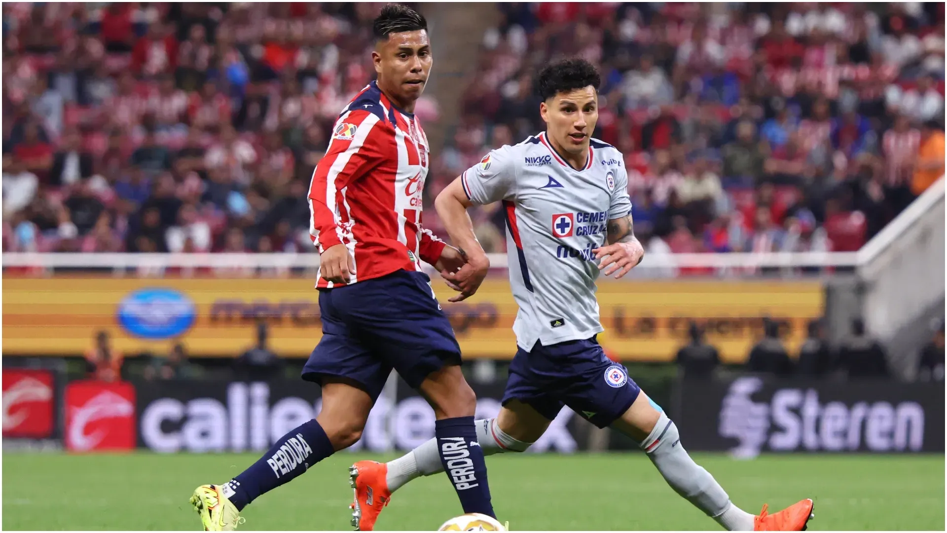 Efrain Alvarez of Chivas controls the ball ahead of Jorge Sanchez of Cruz Azul – Simon Barber/Getty Images