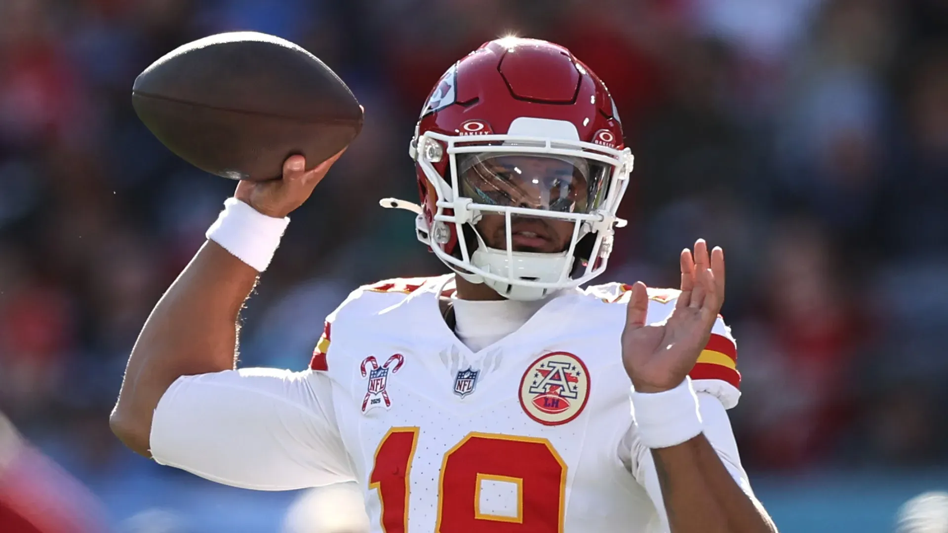 Chiefs QB Chris Oladokun throws a pass against the Titans.