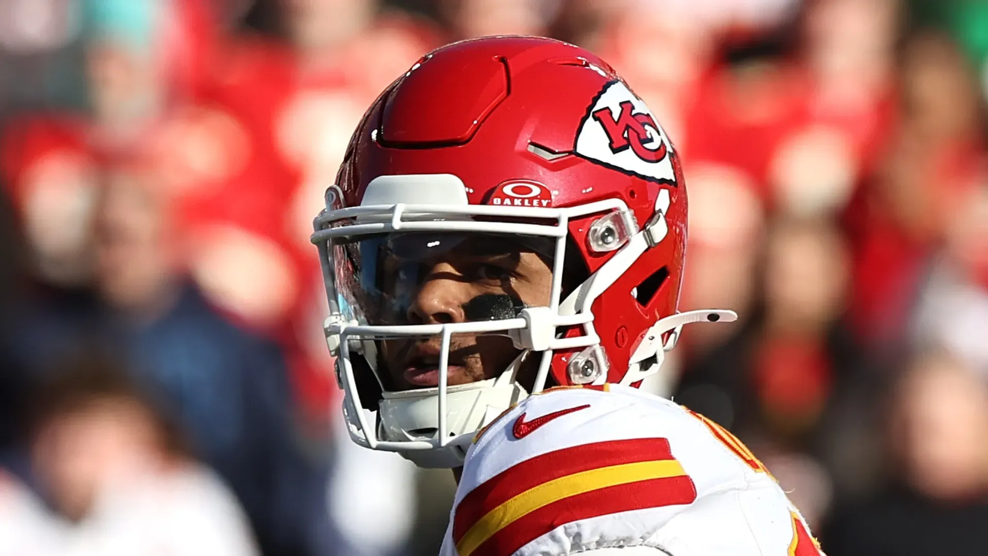 Chiefs' Chris Oladokun looks to pass against the Titans.