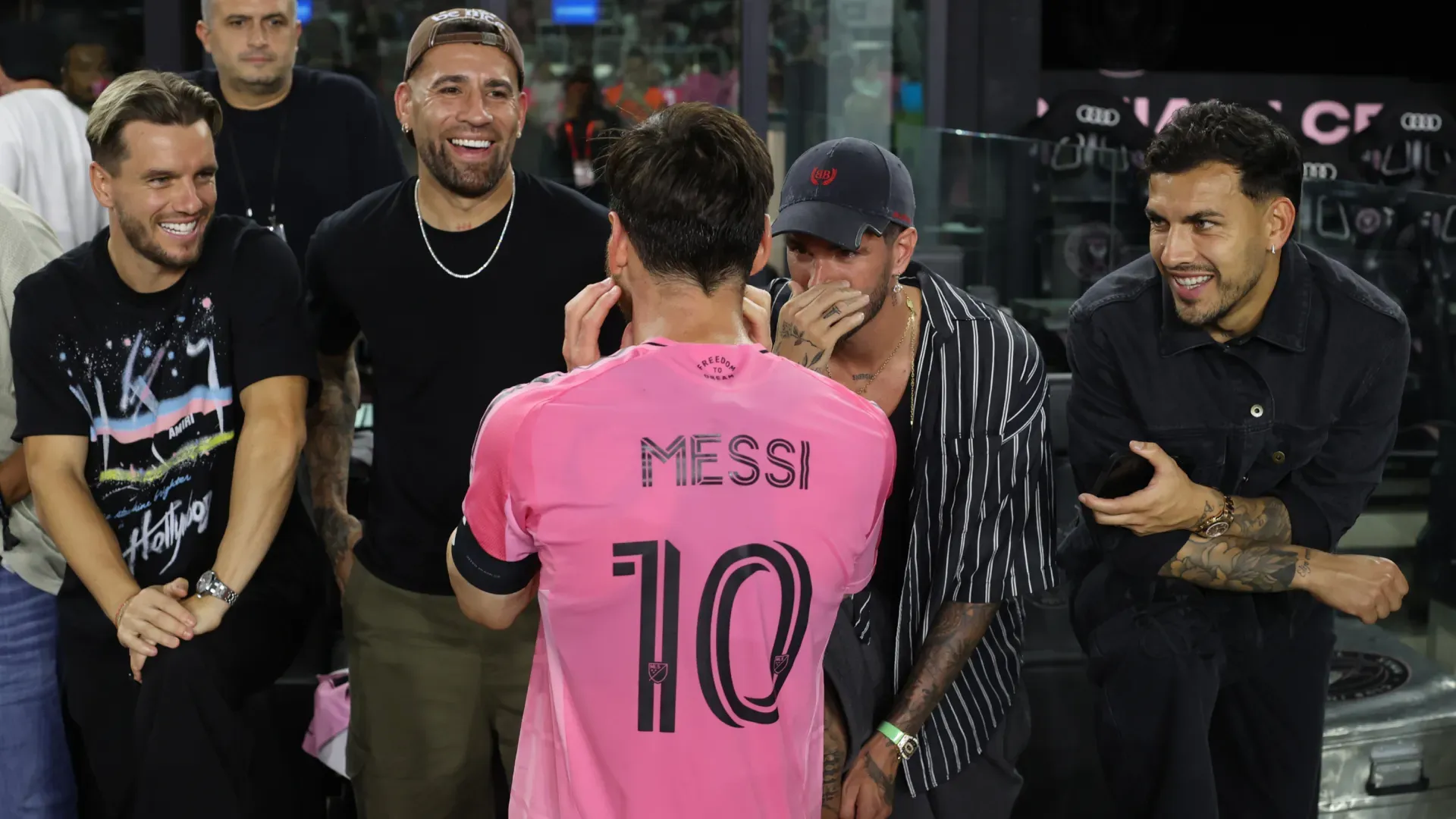 Lionel Messi speaks with Leandro Paredes, Rodrigo De Paul, Nicolas Otamendi and Giovani Lo Celso. (Getty)