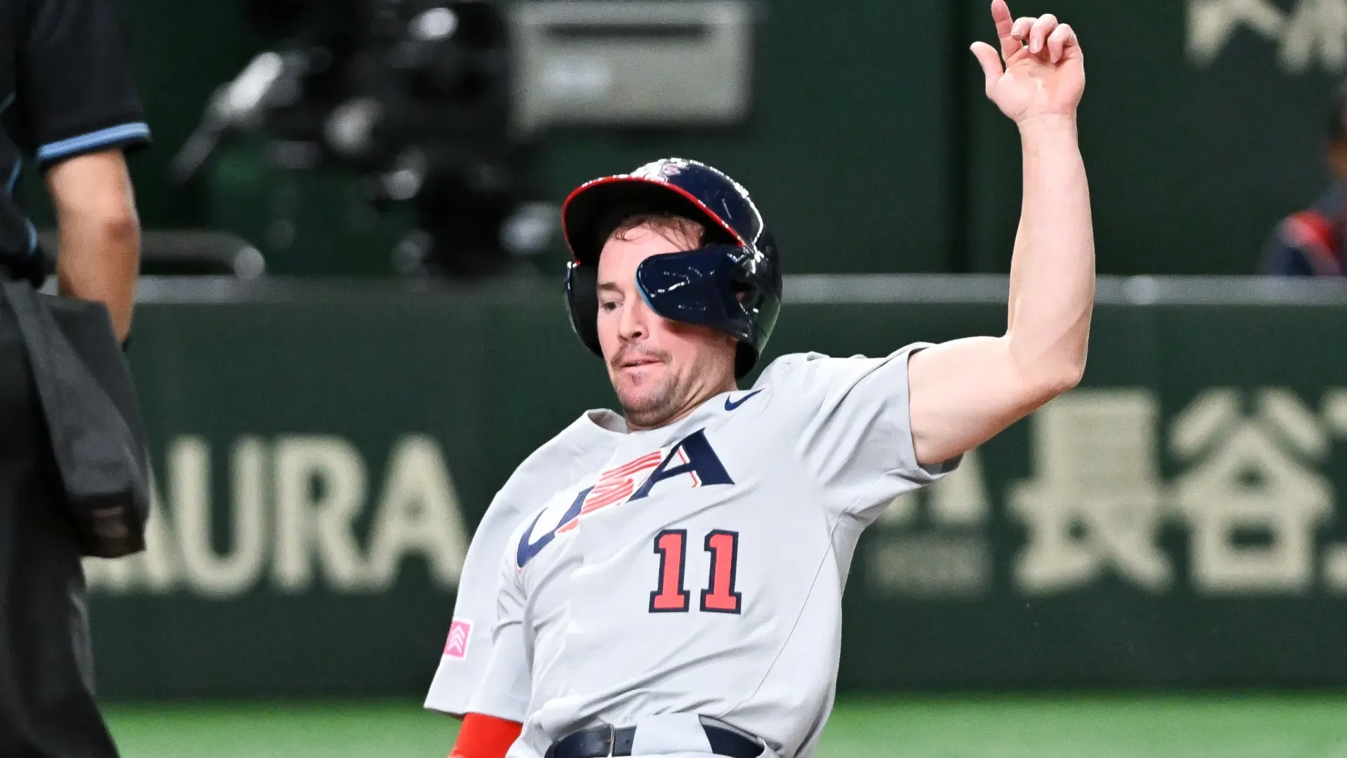 Luke Ritter hitting base