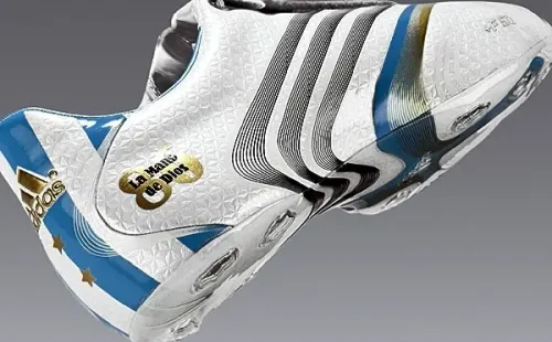 “LA MANO DE DIOS”. Así eran las botas de Messi para Alemania 2006.