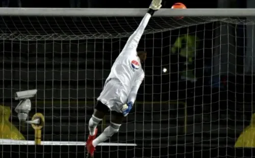 Elástico, el arquero es de grandes reflejos y un achique veloz (Foto: Twitter Carlos Bejarano)