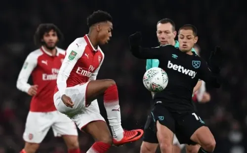 OLD SCHOOL. Chicharito con su viejo peinado en un balón dividido en el Emirates Stadium.
