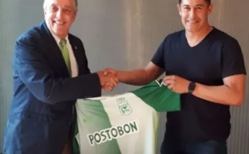 BIENVENIDO. La primera imagen de Jorge Almirón con la camisa de Atlético Nacional: posa junto aAndrés Botero, presidente del club.