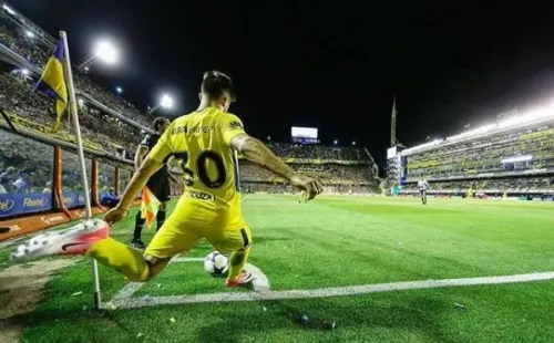 SAQUE DE ESQUINA. Bouzat lanza un córner en La Bombonera, uno de sus últimos partidos con Boca.