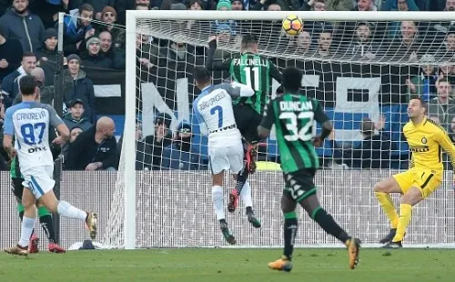 Falcinelli vence a la defensa del Inter y anota el único gol del partido.