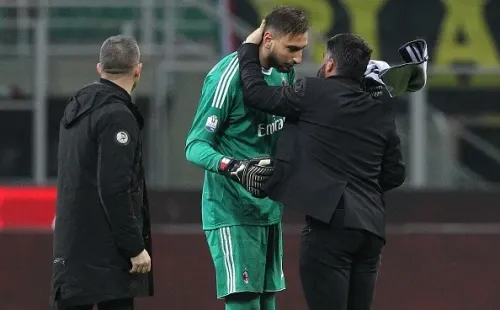 Gattuso consuela a Donnarumma tras los insultos de la afición luego del partido ante Chievo.