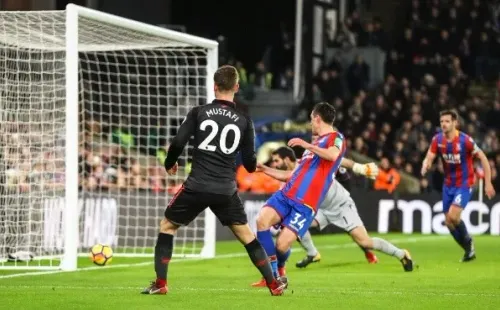 CENTRAL GOLEADOR. El momento exacto cuando Mustafi marca el 1-0 para Arsenal (Foto: Getty).