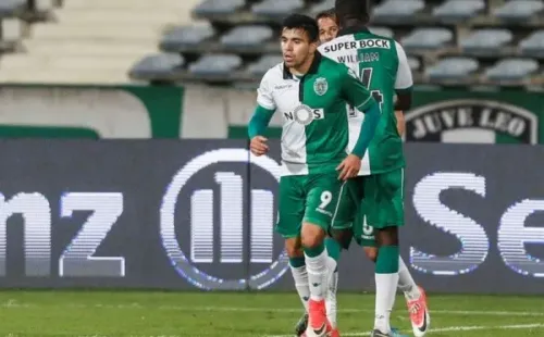 SEPARADOS. William Carvalhotrata de calmar aCoentrao en el fondo.