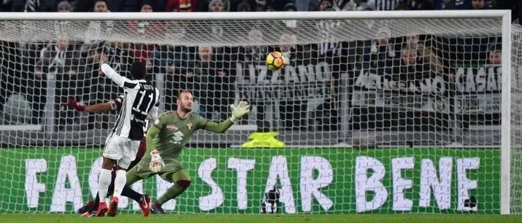 GOLAZO. Douglas Costa observa cómo su remate entra en el arco del Torino.